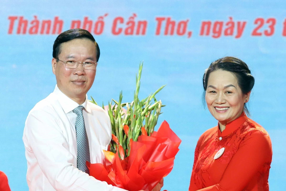 Bà Bùi Thị Hòa gắn Huy hiệu Chữ thập Đỏ và tặng hoa chúc mừng Chủ tịch nước Võ Văn Thưởng làm Chủ tịch danh dự Hội Chữ thập Đỏ Việt Nam. (Ảnh: Thống Nhất/TTXVN)