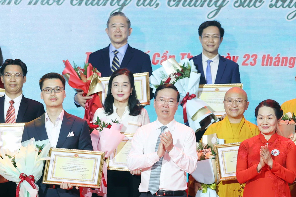 Chủ tịch nước Võ Văn Thưởng, Chủ tịch danh dự Hội Chữ thập Đỏ Việt Nam và bà Bùi Thị Hòa, Chủ tịch Hội Chữ thập Đỏ Việt Nam tặng hoa và trao bảng Ghi nhận tấm lòng vàng nhân đạo. (Ảnh: Thống Nhất/TTXVN)