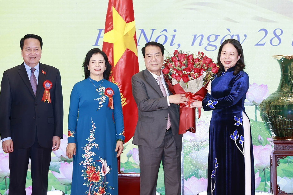 Phó Chủ tịch nước Võ Thị Ánh Xuân tặng hoa chúc mừng Ban Dân nguyện. (Ảnh: Doãn Tấn/TTXVN)