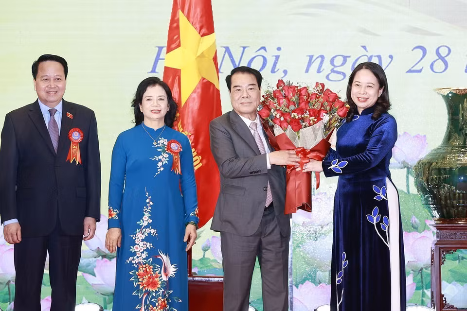 Phó Chủ tịch nước Võ Thị Ánh Xuân tặng hoa chúc mừng Ban Dân nguyện. (Ảnh: Doãn Tấn/TTXVN)