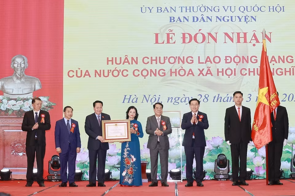 Chủ tịch Quốc hội Vương Đình Huệ trao Huân chương Lao động hạng Nhì của Chủ tịch nước tặng Ban Dân nguyện. (Ảnh: Doãn Tấn/TTXVN)