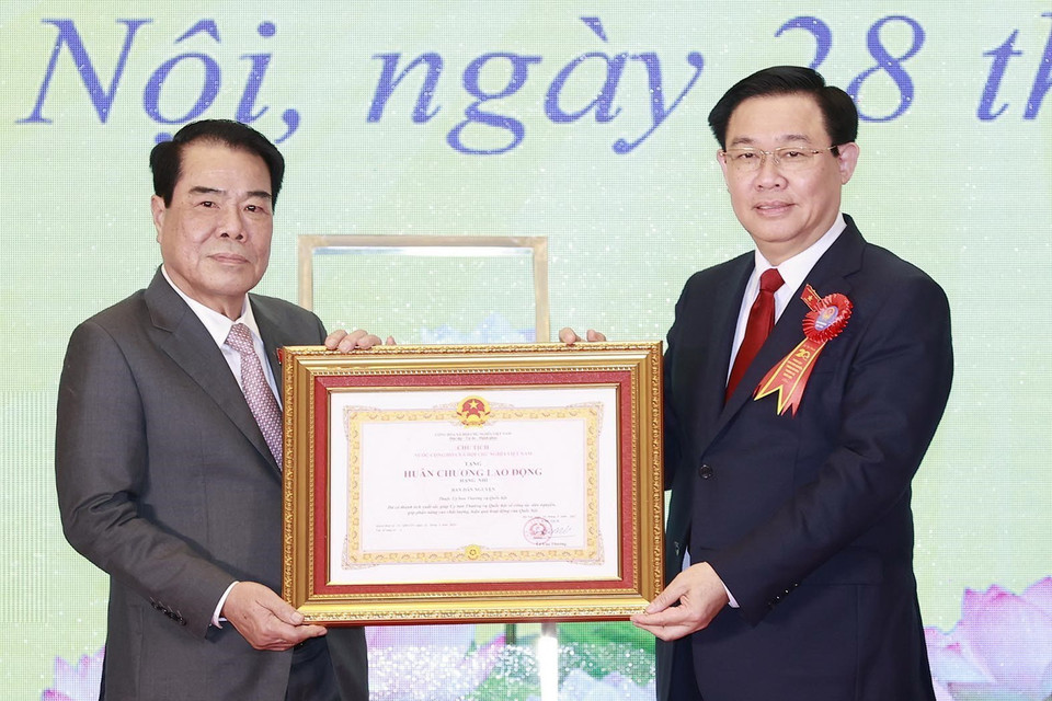 Chủ tịch Quốc hội Vương Đình Huệ trao Huân chương Lao động hạng Nhì của Chủ tịch nước tặng Ban Dân nguyện. (Ảnh: Doãn Tấn/TTXVN)