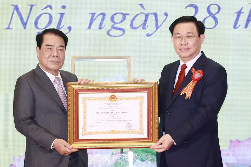 Chủ tịch Quốc hội Vương Đình Huệ trao Huân chương Lao động hạng Nhì của Chủ tịch nước tặng Ban Dân nguyện. (Ảnh: Doãn Tấn/TTXVN)