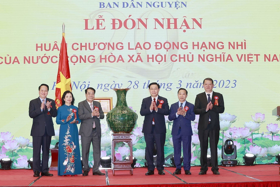 Chủ tịch Quốc hội Vương Đình Huệ tặng vật phẩm lưu niệm cho Ban Dân nguyện. (Ảnh: Doãn Tấn/TTXVN)