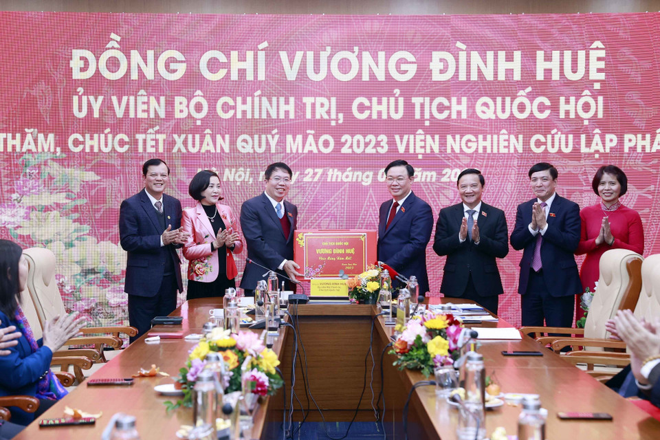 Chủ tịch Quốc hội Vương Đình Huệ tặng quà Tết cán bộ, công chức, viên chức, người lao động Viện Nghiên cứu lập pháp.(Ảnh: Doãn Tấn/TTXVN)