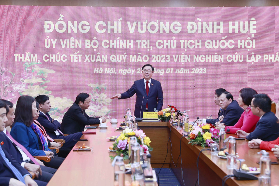 Nhân dịp Xuân mới Quý Mão, chiều 27/1, tại Hà Nội, Chủ tịch Quốc hội Vương Đình Huệ thăm, chúc Tết cán bộ, công chức, viên chức, người lao động thuộc Viện Nghiên cứu lập pháp. (Ảnh: Doãn Tấn/TTXVN)