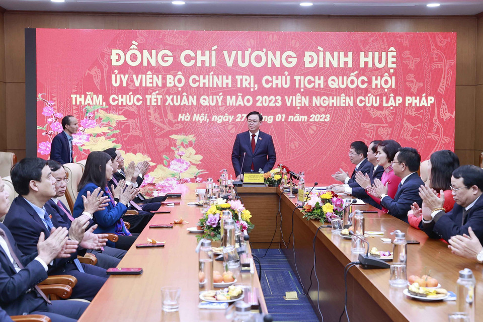 Chủ tịch Quốc hội Vương Đình Huệ phát biểu trong chuyến thăm, chúc Tết cán bộ, viên chức, người lao động Viện Nghiên cứu lập pháp. (Ảnh: Doãn Tấn/TTXVN)