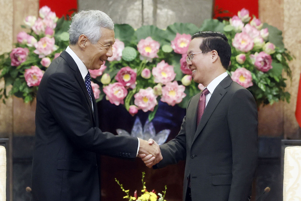 Chủ tịch nước Võ Văn Thưởng và Thủ tướng Singapore Lý Hiển Long. (Ảnh: Thống Nhất/TTXVN)