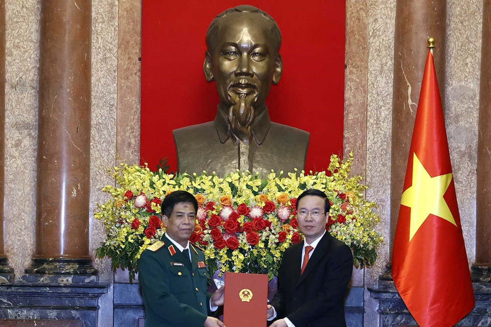 Chủ tịch nước Võ Văn Thưởng trao Quyết định thăng quân hàm từ Trung tướng lên Thượng tướng cho ông Nguyễn Văn Nghĩa, Phó Tổng tham mưu trưởng Quân đội nhân dân Việt Nam. (Ảnh: Thống Nhất/TTXVN)