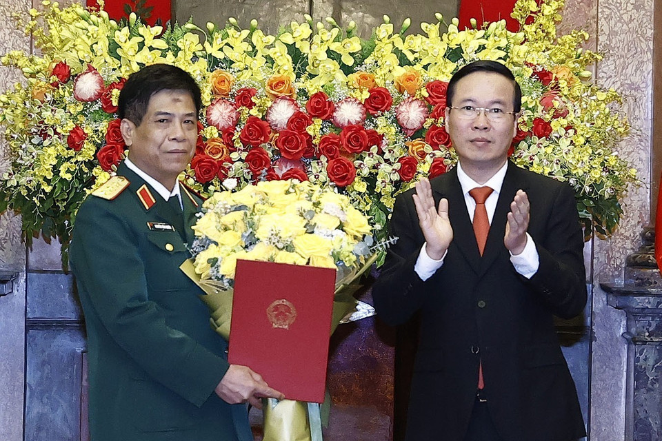 Hình ảnh Chủ tịch nước Võ Văn Thưởng trao quyết định thăng quân hàm từ Trung tướng lên Thượng tướng cho ông Nguyễn Văn Nghĩa. (Ảnh: Thống Nhất/TTXVN)