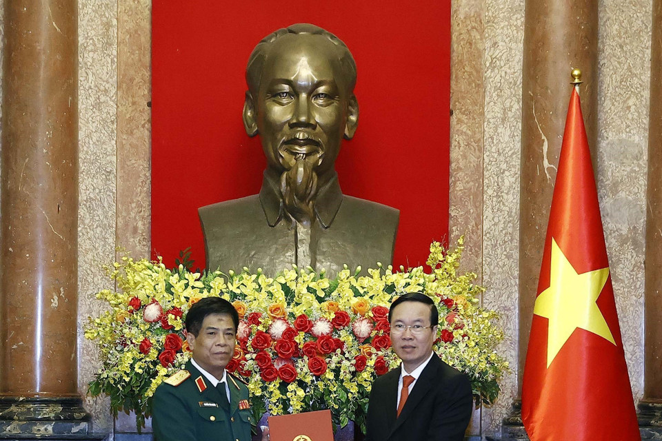 Chủ tịch nước Võ Văn Thưởng trao quyết định thăng quân hàm từ Trung tướng lên Thượng tướng cho ông Nguyễn Văn Nghĩa. (Ảnh: Thống Nhất/TTXVN)