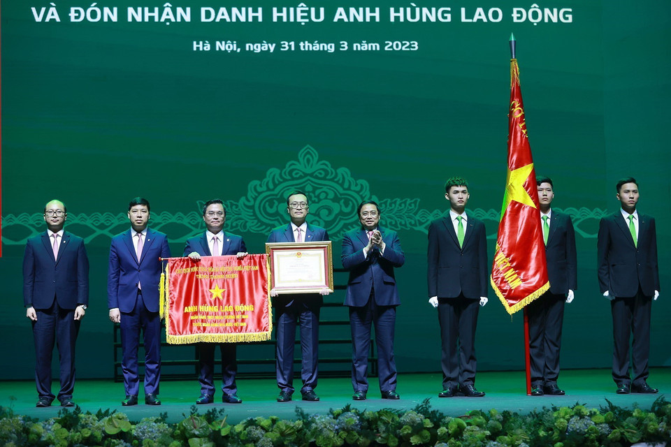 Thủ tướng Phạm Minh Chính trao Danh hiệu Anh hùng Lao động cho Ngân hàng thương mại cổ phần Ngoại thương Việt Nam. (Ảnh: Dương Giang/TTXVN)
