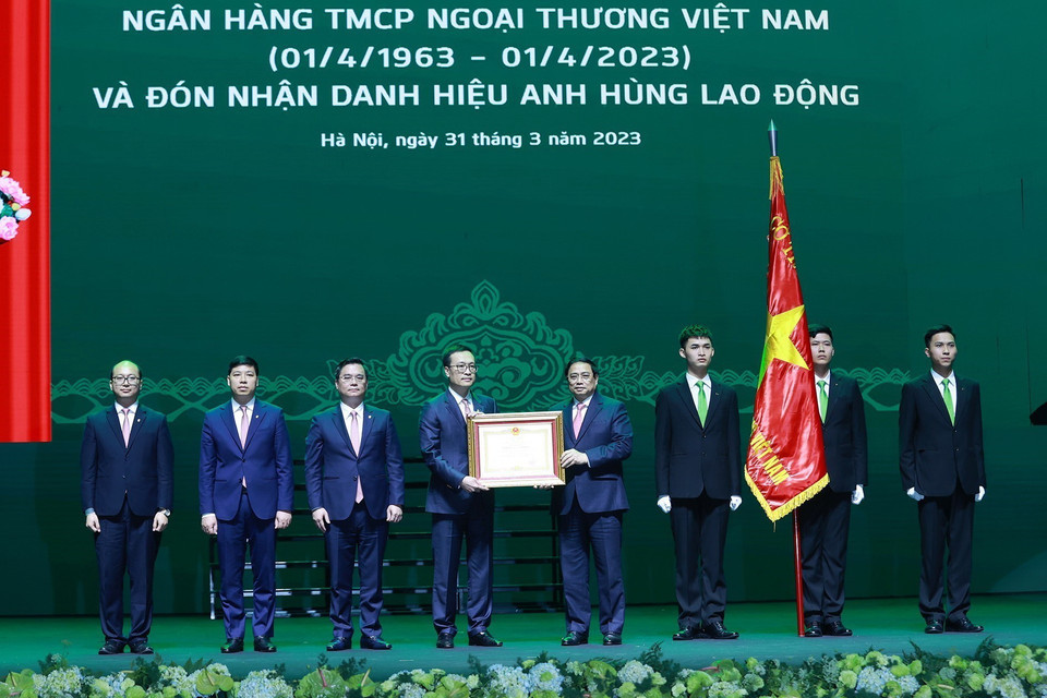 Thủ tướng Phạm Minh Chính trao Danh hiệu Anh hùng Lao động cho Ngân hàng thương mại cổ phần Ngoại thương Việt Nam. (Ảnh: Dương Giang/TTXVN)