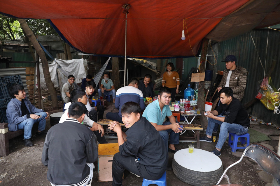 Quán nước là nơi tụ tập nhiều ngày nay của một số lái xe chờ đăng kiểm tại Trạm đăng kiểm 29-32 D. (Ảnh: Hoàng Hiếu/TTXVN)