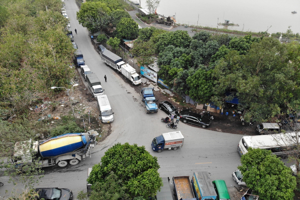 Xe nối đuôi xếp hàng phía trước Trạm đăng kiểm 29-32D. (Ảnh: Hoàng Hiếu/TTXVN)