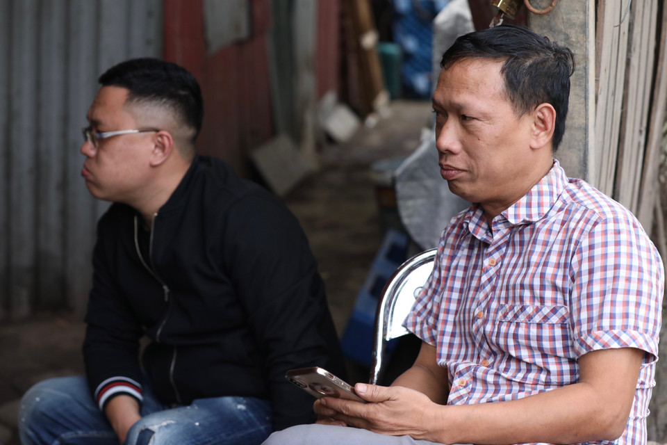 Chờ từ 19h ngày 10/1, đến 15h50 ngày 12/1, anh Nguyễn Văn Khánh (tài xế xe 45 chỗ) vẫn chưa thể cho xe vào đăng kiểm tại Trạm đăng kiểm 29-32D. (Ảnh: Hoàng Hiếu/TTXVN)