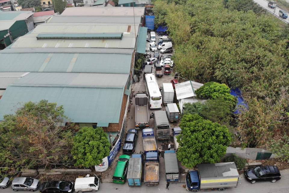Hàng chục ôtô nối đuôi xếp hàng dài chờ đợi đến lượt khám xe. (Ảnh: Hoàng Hiếu/TTXVN)