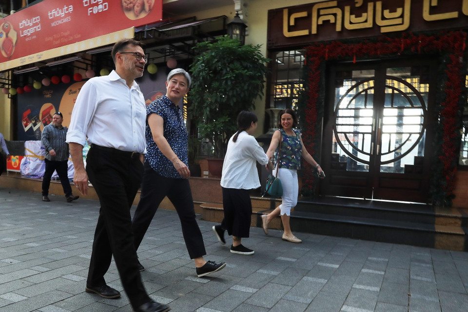 Bộ trưởng Ngoại giao Australia Penny Wong đi dạo bên Hồ Gươm, trước nhà hàng Thủy Tạ. (Ảnh: Lâm Khánh/TTXVN)