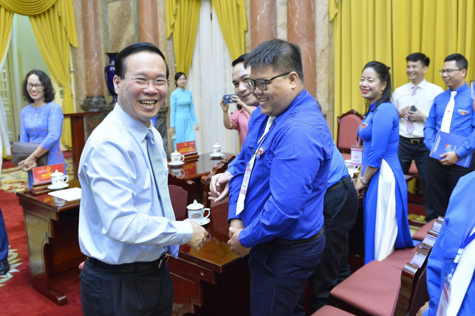 Chủ tịch nước Võ Văn Thưởng động viên và chúc mừng các thanh niên tiên tiến làm theo lời Bác năm 2023 của Đoàn Thanh niên Cộng sản Hồ Chí Minh Khối các cơ quan Trung ương. (Ảnh: Minh Đức/TTXVN)