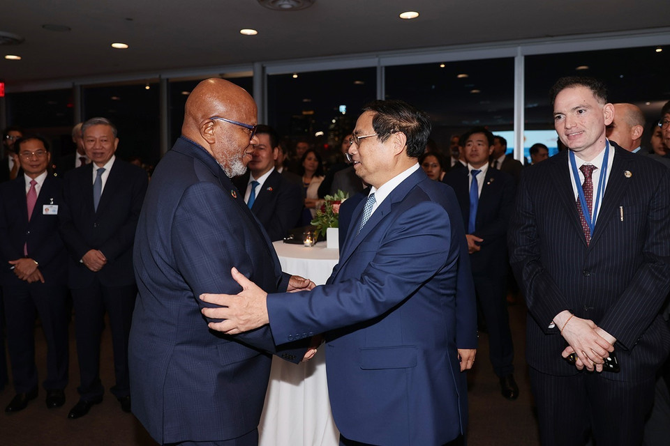 Thủ tướng Phạm Minh Chính với Chủ tịch Đại hội đồng Liên hợp quốc khóa 78 Dennis Francis dự chiêu đãi kỷ niệm 78 năm Quốc khánh và 46 năm Việt Nam gia nhập Liên hợp quốc. (Ảnh: Dương Giang/TTXVN)