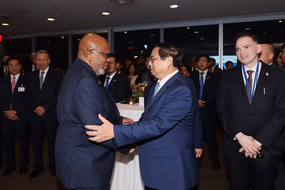 Thủ tướng Phạm Minh Chính với Chủ tịch Đại hội đồng Liên hợp quốc khóa 78 Dennis Francis dự chiêu đãi kỷ niệm 78 năm Quốc khánh và 46 năm Việt Nam gia nhập Liên hợp quốc. (Ảnh: Dương Giang/TTXVN)