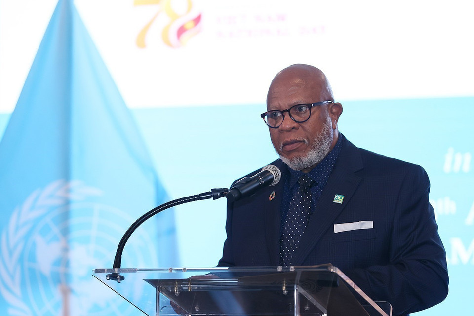 Chủ tịch Đại Hội đồng Liên hợp quốc khóa 78 Dennis Francis phát biểu tại cuộc chiêu đãi kỷ niệm 78 năm Quốc khánh và 46 năm Việt Nam gia nhập Liên hợp quốc. (Ảnh: Dương Giang/TTXVN)