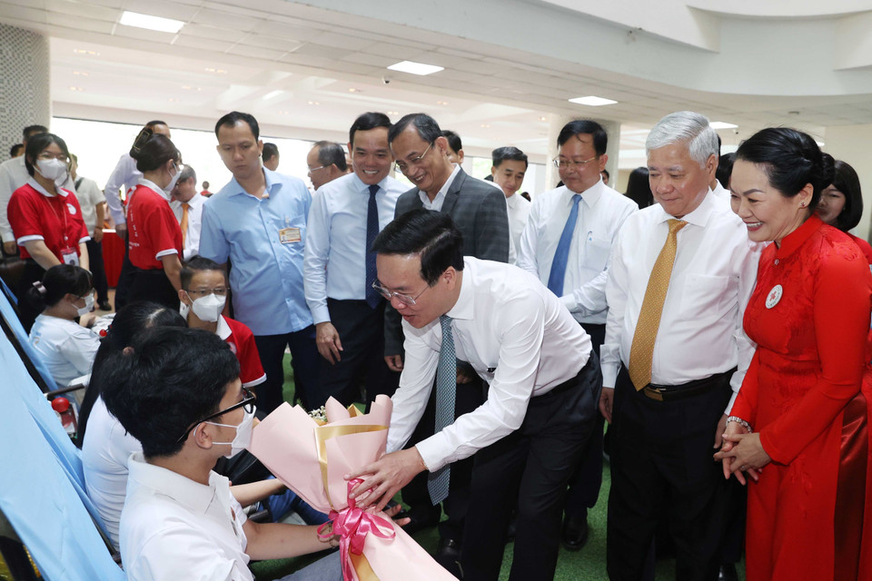 Chủ tịch nước Võ Văn Thưởng thăm, động viên những người tham gia hiến máu nhân đạo. (Ảnh: Thống Nhất/TTXVN)