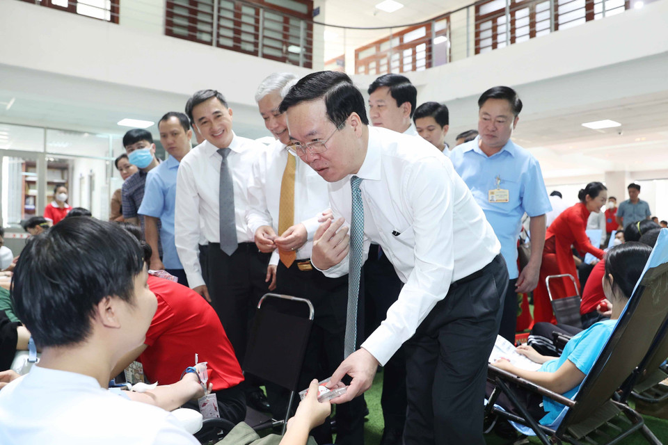 Chủ tịch nước Võ Văn Thưởng thăm, động viên những người tham gia hiến máu nhân đạo. (Ảnh: Thống Nhất/TTXVN)