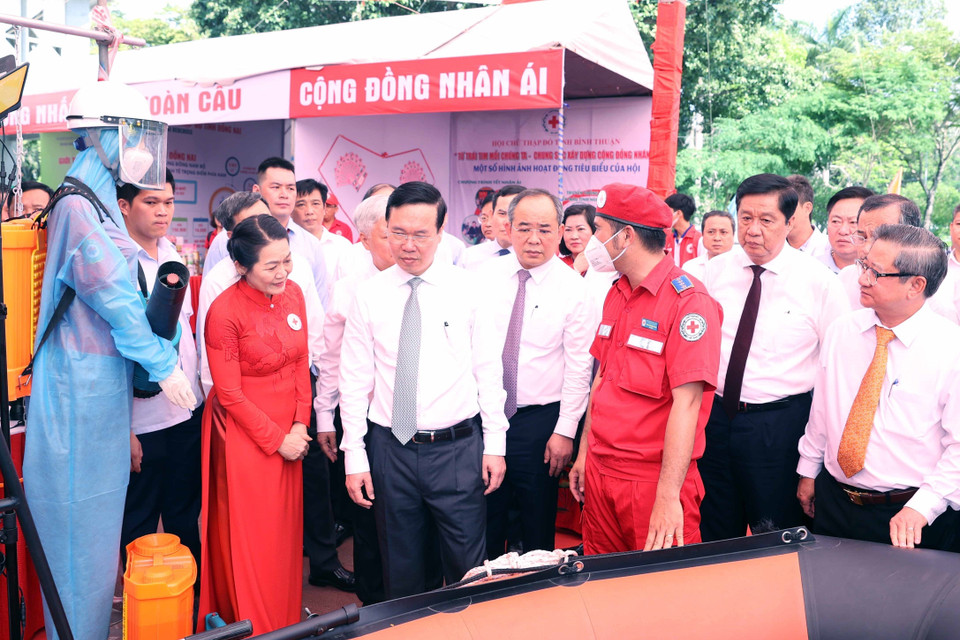 Chủ tịch nước Võ Văn Thưởng thăm khu trưng bày hoạt động cứu trợ nhân đạo. (Ảnh: Thống Nhất/TTXVN)