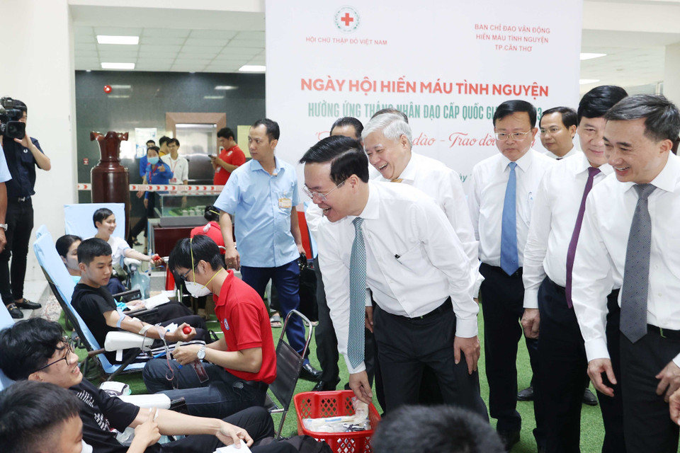 Chủ tịch nước Võ Văn Thưởng thăm, động viên những người tham gia hiến máu nhân đạo. (Ảnh: Thống Nhất/TTXVN)