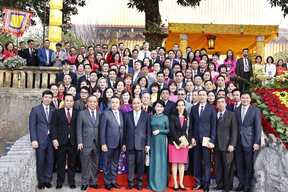 Chủ tịch nước Nguyễn Xuân Phúc và Phu nhân cùng các đại biểu kiều bào dự Chương trình Xuân Quê hương 2023 tại Điện Kính Thiên. (Ảnh: Thống Nhất/TTXVN)