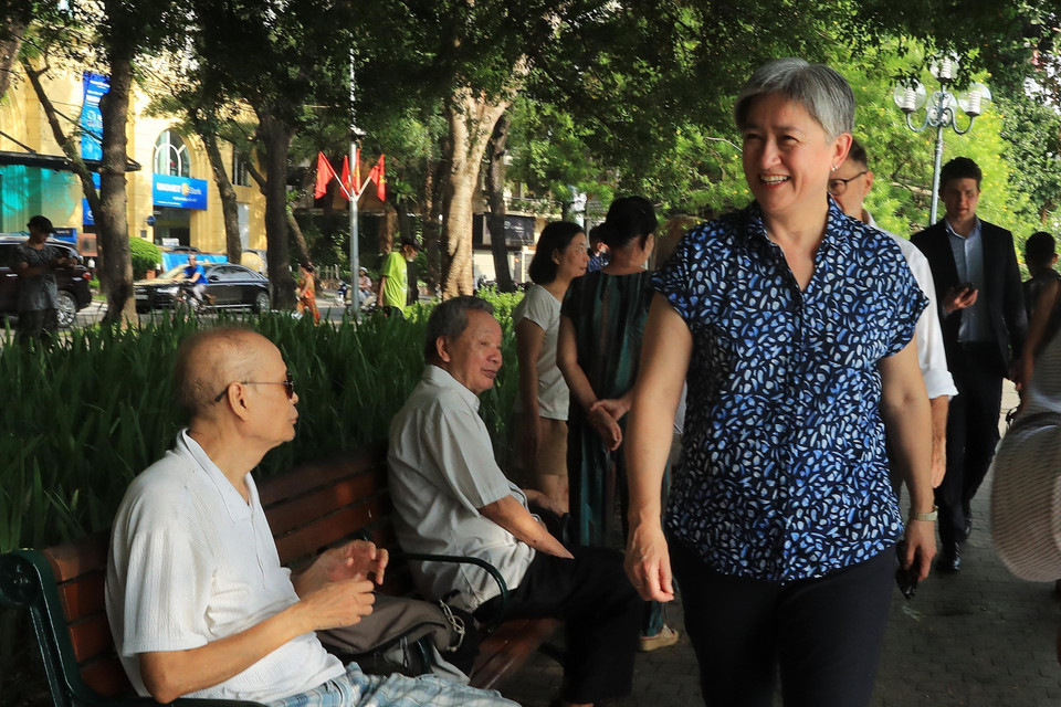 Bộ trưởng Ngoại giao Australia Penny Wong đi dạo bên Hồ Gươm, ngắm cảnh sinh hoạt của người dân Hà Nội lúc bình minh. (Ảnh: Lâm Khánh/TTXVN)