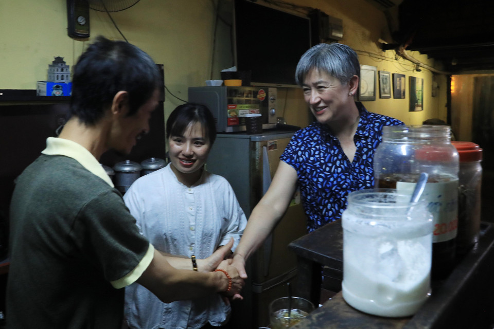 Bộ trưởng Ngoại giao Australia Penny Wong nghe giới thiệu về càphê trứng, thức uống đặc sản của Hà Nội. (Ảnh: Lâm Khánh/TTXVN)