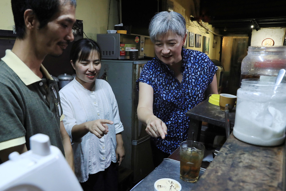 Bộ trưởng Ngoại giao Australia Penny Wong nghe giới thiệu về càphê trứng, thức uống đặc sản của Hà Nội. (Ảnh: Lâm Khánh/TTXVN)