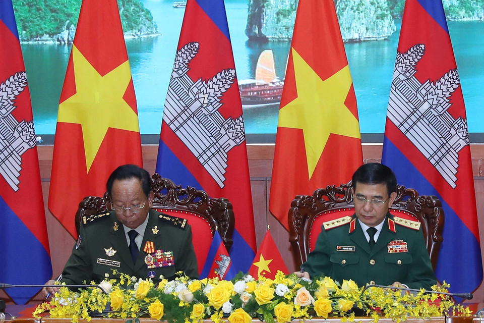 Đại tướng, Bộ trưởng Quốc phòng Phan Văn Giang và Phó Thủ tướng, Bộ trưởng Quốc phòng Vương quốc Campuchia, Đại tướng Tea Banh ký kế hoạch hợp tác năm 2023 giữa Bộ Quốc phòng hai nước. (Ảnh: Trọng Đức/TTXVN)