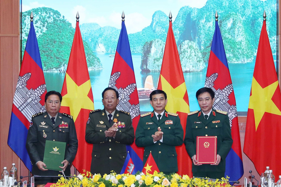 Đại tướng, Bộ trưởng Quốc phòng Phan Văn Giang và Phó Thủ tướng, Bộ trưởng Quốc phòng Vương quốc Campuchia, Đại tướng Tea Banh chứng kiến lễ ký biên bản ghi nhớ giữa Bộ Quốc phòng hai nước trong lĩnh vực pháp luật, quân sự và quốc phòng. (Ảnh: Trọng Đức/TTXVN)
