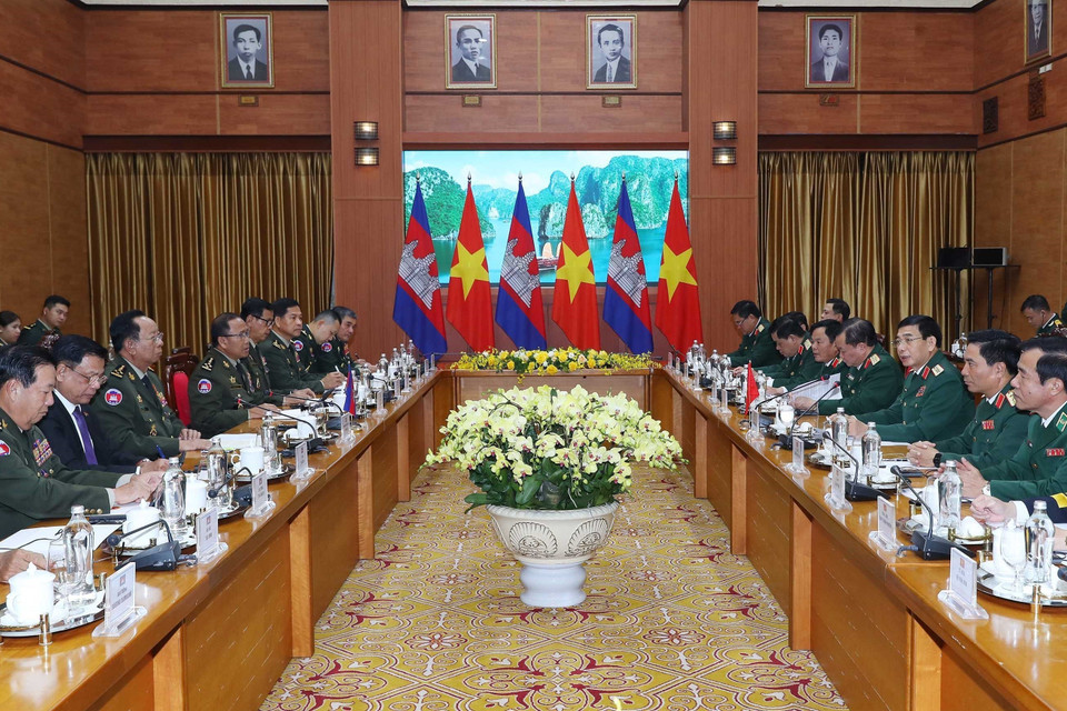 Đại tướng, Bộ trưởng Quốc phòng Phan Văn Giang và Đại tướng Tea Banh, Phó Thủ tướng, Bộ trưởng Quốc phòng Vương quốc Campuchia hội đàm. (Ảnh: Trọng Đức/TTXVN)