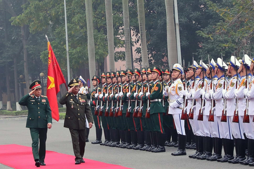 Đại tướng, Bộ trưởng Quốc phòng Phan Văn Giang và Đại tướng Tea Banh, Phó Thủ tướng, Bộ trưởng Quốc phòng Vương quốc Campuchia duyệt Đội Danh dự Quân đội nhân dân Việt Nam. (Ảnh: Trọng Đức/TTXVN)
