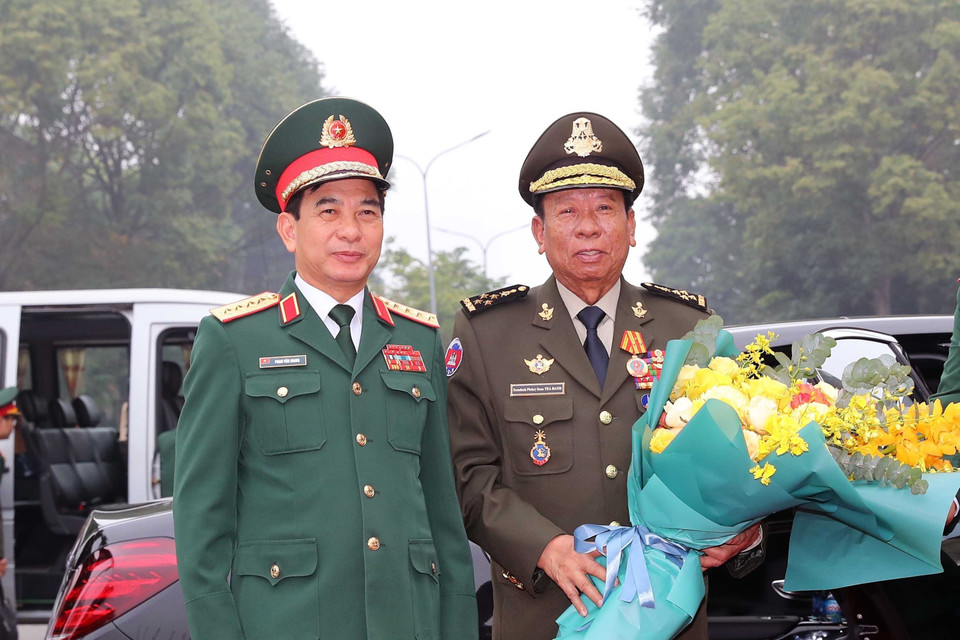 Đại tướng, Bộ trưởng Quốc phòng Phan Văn Giang đón Đại tướng Tea Banh, Phó Thủ tướng, Bộ trưởng Quốc phòng Vương quốc Campuchia. (Ảnh: Trọng Đức/TTXVN)