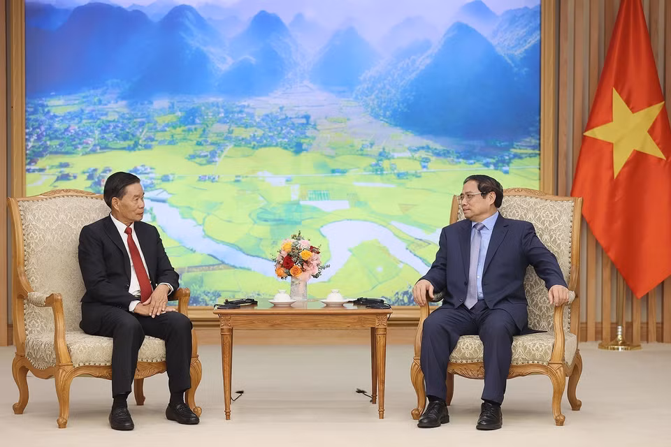Thủ tướng Phạm Minh Chính tiếp ông Sinlavong Khoutphaythoune, Chủ tịch Ủy ban Trung ương Mặt trận Lào xây dựng đất nước. (Ảnh: Dương Giang/TTXVN)