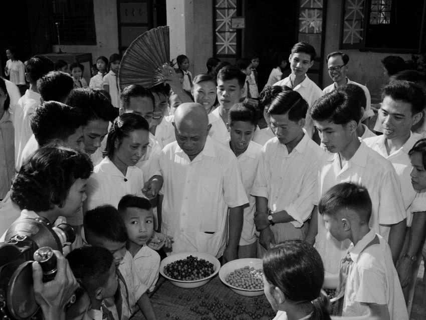 Phó Chủ tịch Tôn Đức Thắng thăm Trường cấp I Thăng Long I, khu Hoàn Kiếm (Hà Nội), sáng 26/7/1964. (Ảnh: Minh Lộc/TTXVN)