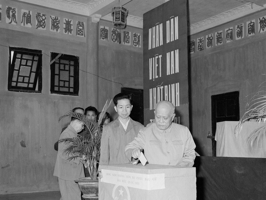 Chủ tịch Tôn Đức Thắng bỏ phiếu bầu Đại biểu Quốc hội khóa IV (1971) tại khu vực số 39, Khu phố Ba Đình, Hà Nội. (Ảnh: TTXVN)