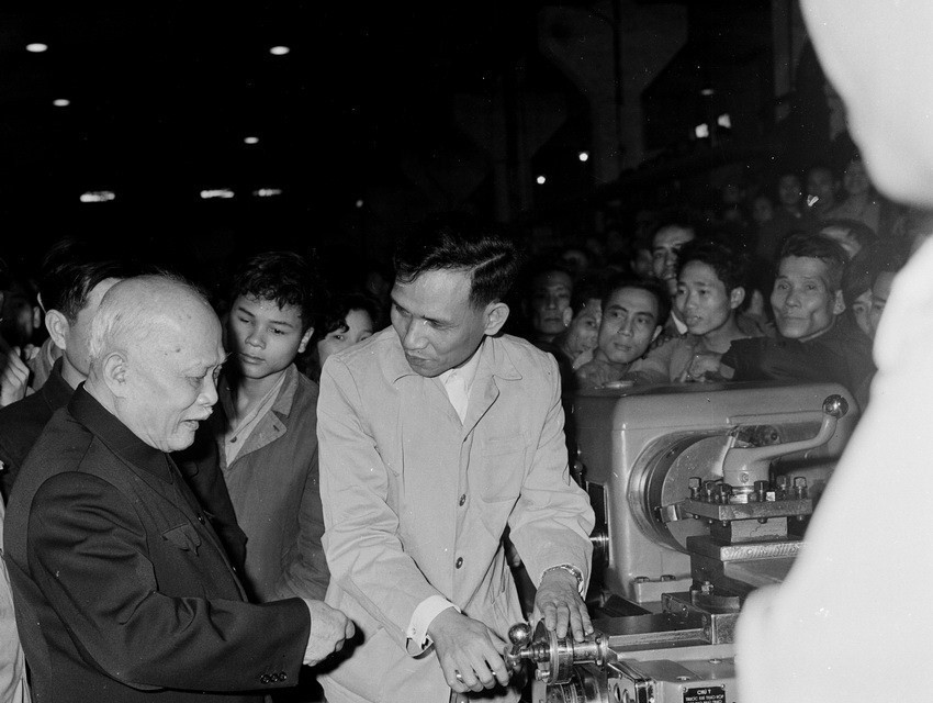 Chủ tịch Tôn Đức Thắng thăm Nhà máy Cơ khí Hà Nội, ngày 18/2/1972. (Ảnh: TTXVN)