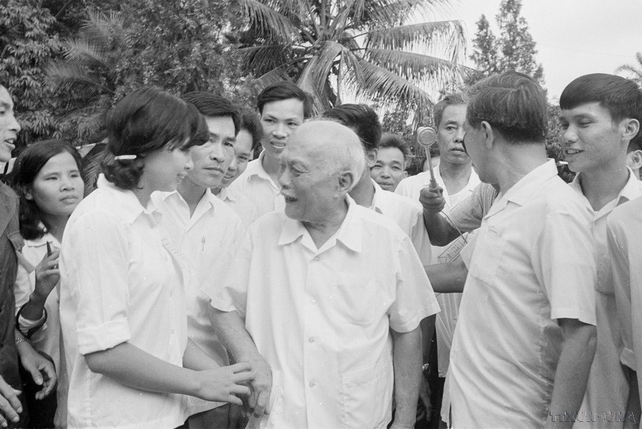 Chủ tịch Tôn Đức Thắng nói chuyện với cử tri Nguyễn Thị Bình (18 tuổi), lần đầu tiên tham gia bầu cử tại Hội đồng Nhân dân các cấp tại khu vực bỏ phiếu số 14, đơn vị bầu cử 2, khu phố Ba Đình, Hà Nội, sáng 15/5/1977. (Ảnh: Kim Hùng/TTXVN)