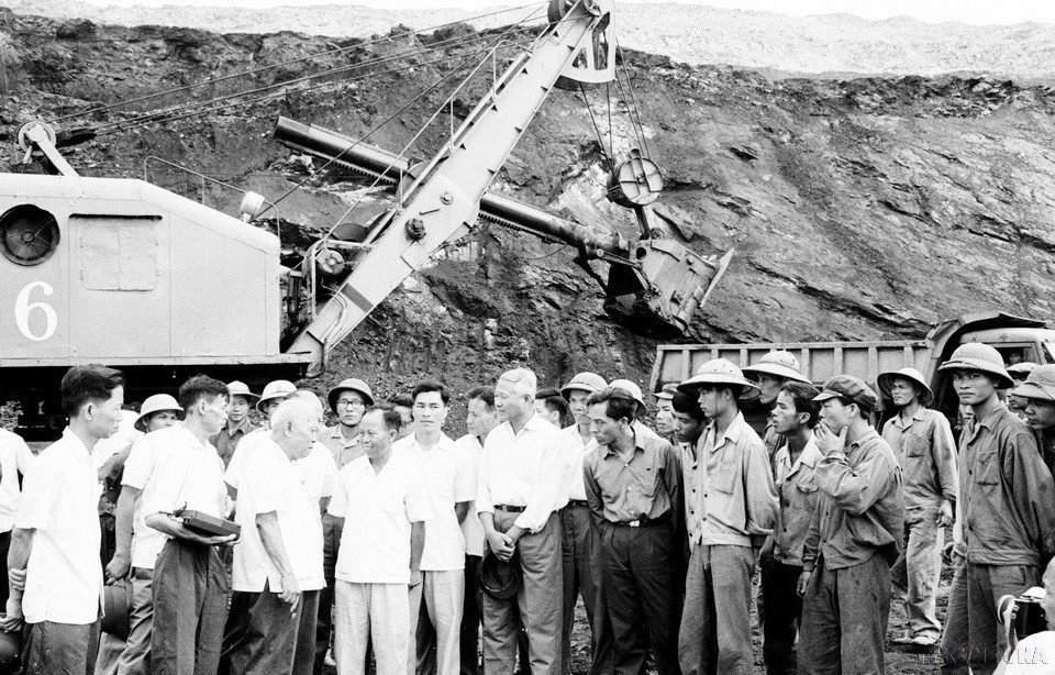 Chủ tịch Tôn Đức Thắng thăm và nói chuyện với công nhân mỏ than Hà Tu (Quảng Ninh), ngày 4/6/1974. (Ảnh: Kim Hùng/TTXVN)