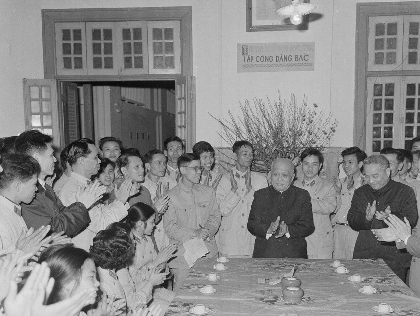 Phó Chủ tịch Tôn Đức Thắng thăm cán bộ, chiến sỹ đơn vị X, Cảnh sát nhân dân Hà Nội nhân dịp Tết Mậu Thân 1968. (Ảnh: Ngọc Khanh/TTXVN)