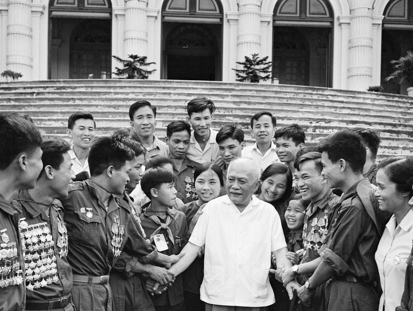 Chủ tịch Tôn Đức Thắng gặp gỡ Đoàn đại biểu thanh niên '5 xung phong' miền Nam, do Anh hùng Lực lượng Vũ trang giải phóng Phan Hành Sơn dẫn đầu, ra Hà Nội dự Đại hội 'Ba sẵn sàng' toàn miền Bắc, ngày 12/5/1973. (Ảnh: Ngọc Khanh/TTXVN)