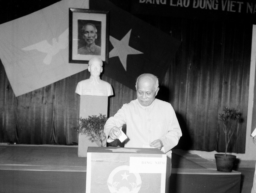 Phó Chủ tịch nước Tôn Đức Thắng bỏ phiếu bầu cử Đại biểu Quốc hội khóa III, ngày 26/4/1964, tại khu Hoàn Kiếm, Hà Nội. (Ảnh: TTXVN)