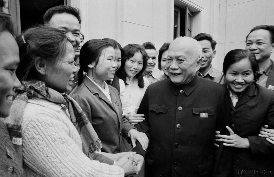 Chủ tịch Tôn Đức Thắng nói chuyện với đại biểu dự Kỳ họp thứ 3, Quốc hội khóa 4 (20-23/2/1973), tại Hội trường Ba Đình. (Ảnh: TTXVN)