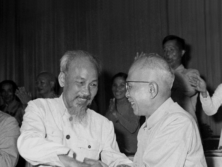 Chủ tịch Hồ Chí Minh chúc mừng đồng chí Tôn Đức Thắng được bầu giữ chức Phó Chủ tịch nước tại Kỳ họp thứ nhất, Quốc hội khóa II (Tháng 7/1960). (Ảnh: TTXVN)